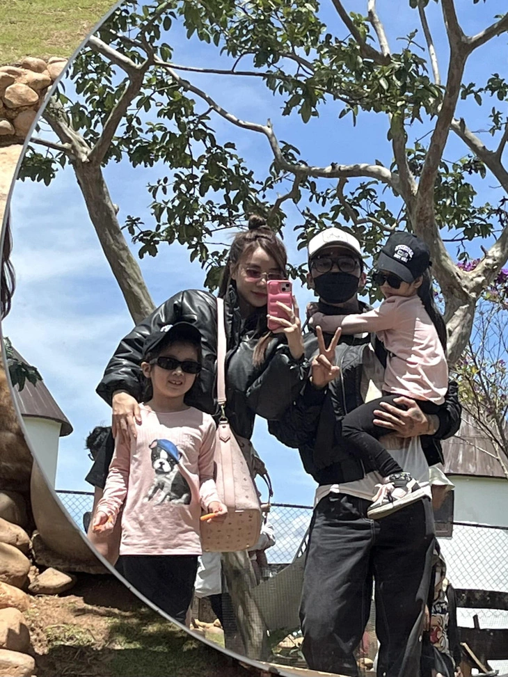 Đạt G và Cindy Lư lưu giữ những khoảnh khắc vui vẻ bên các con.