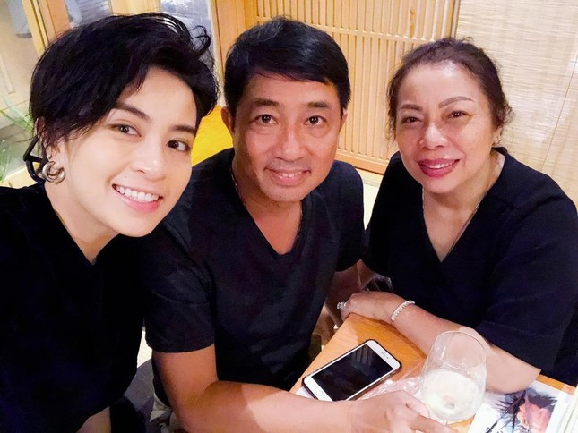 Ngoài đời, Gil Lê là một người khá kín tiếng về đời tư và ít khi chia sẻ công khai hình ảnh của gia đình, người thân. Ngoài đời, Gil Lê là một người khá kín tiếng về đời tư và ít khi chia sẻ công khai hình ảnh của gia đình, người thân.