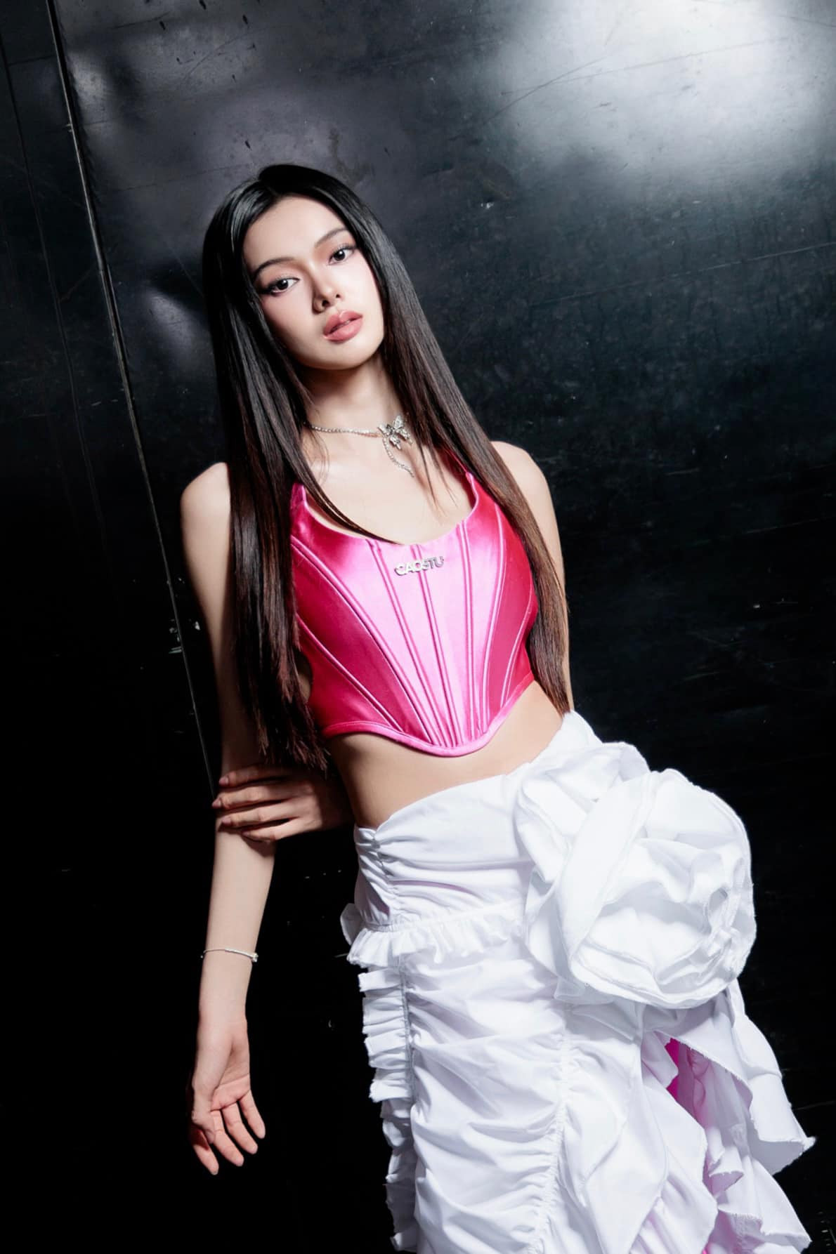 Nữ diễn viên Đi Giữa Trời Rực Rỡ phù hợp với nhiều phong cách khác nhau. Nữ diễn viên Đi Giữa Trời Rực Rỡ phù hợp với nhiều phong cách khác nhau.