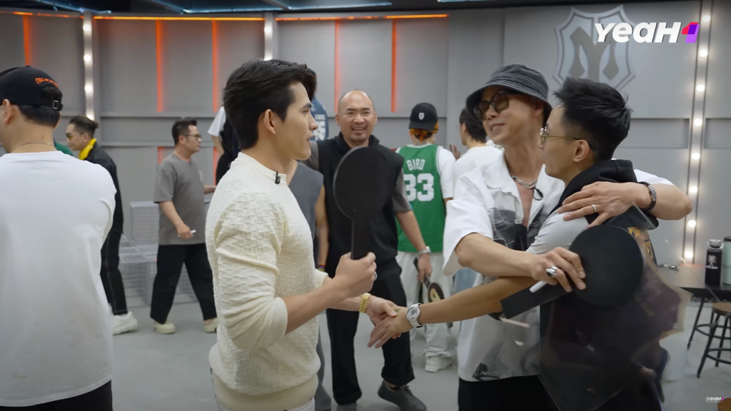 Rhymastic giữa "vòng vây" của Quốc Thiên, Phan Đinh Tùng. Rhymastic giữa "vòng vây" của Quốc Thiên, Phan Đinh Tùng.