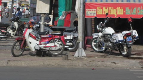 Gần 1 năm sau, cũng tại chốt giao thông nói trên, tình trạng CSGT bỏ chốt, vào nhà dân ‘tám’ chuyện của Đội CSGT Hàng Xanh lại xảy ra (ảnh: N.D) 