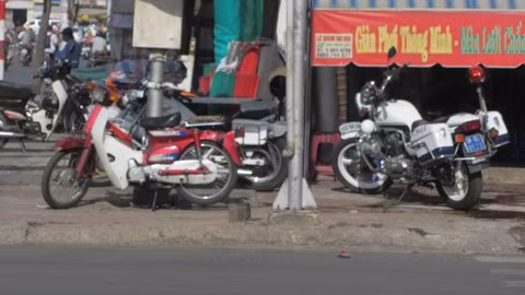 Gần 1 năm sau, cũng tại chốt giao thông nói trên, tình trạng CSGT bỏ chốt, vào nhà dân ‘tám’ chuyện của Đội CSGT Hàng Xanh lại xảy ra (ảnh: N.D) 