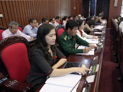 Đại biểu Quốc hội bấm nút biểu quyết thông qua Nghị quyết bỏ phiếu tín nhiệm tại kỳ họp Quốc hội thứ 4 khóa XIII. Ảnh: Hồng Vĩnh. Đại biểu Quốc hội bấm nút biểu quyết thông qua Nghị quyết bỏ phiếu tín nhiệm tại kỳ họp Quốc hội thứ 4 khóa XIII. Ảnh: Hồng Vĩnh