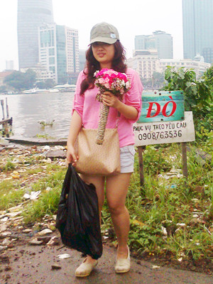 Du khách chụp ảnh lưu niệm bên bến phà Thủ Thiêm (Ảnh chụp ngày 30-9-2012) 