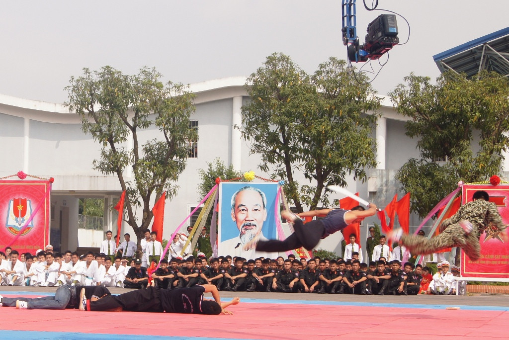 Chiến đấu viên thuộc Binh chủng Đặc công với tiết mục 1 đánh 4