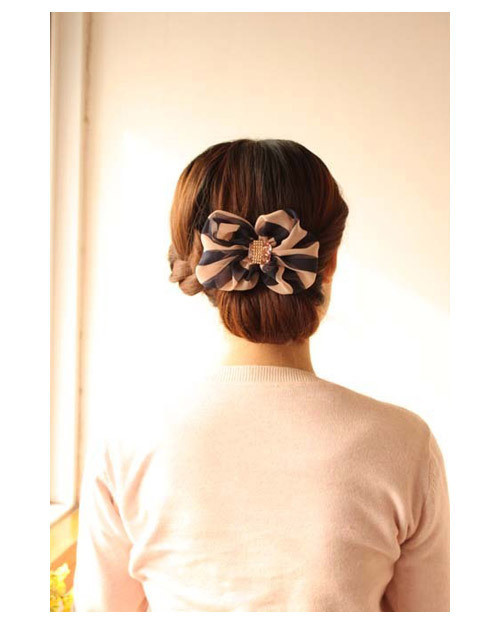 Để xõa tóc và chải mượt Lấy một phần tóc bên trái tết xuôi xuống Sau đó cột lại bằng chun hơi lệch sang bên cho điệu nhé! Tiếp theo, bạn tách đôi tóc ra và lộn phần đuôi tóc lên trên rồi luồn xuống dưới Phần đuôi tóc cuốn gọn lại hướng lên trên và lấy kẹp tăm, ghim chắc Và đây là kết quả của chúng ta. Hãy sử dụng thêm những phụ kiện như nơ, kẹp hoa xinh xắn để cài lên tóc. Để xõa tóc và chải mượt Lấy một phần tóc bên trái tết xuôi xuống Sau đó cột lại bằng chun hơi lệch sang bên cho điệu nhé! Tiếp theo, bạn tách đôi tóc ra và lộn phần đuôi tóc lên trên rồi luồn xuống dưới Phần đuôi tóc cuốn gọn lại hướng lên trên và lấy kẹp tăm, ghim chắc Và đây là kết quả của chúng ta. Hãy sử dụng thêm những phụ kiện như nơ, kẹp hoa xinh xắn để cài lên tóc.