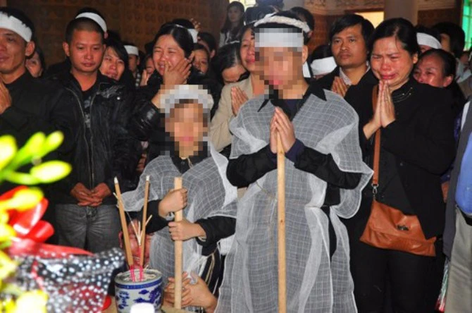 Hai con trai nhỏ chỉ biết nhìn di ảnh mẹ khóc thương