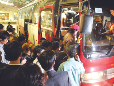 Những người lao động đầu tiên trở về Việt Nam ngày 26-2