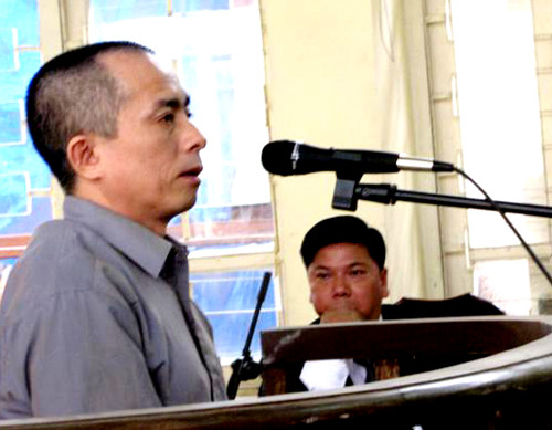 Từ sáng sớm rất đông các chiến sỹ công an, lực lượng bảo vệ có mặt để chuẩn bị an minh cho phiên tòa. Các phóng viên đã tới tòa từ rất sớm để chuẩn bị tác nghiệp, đưa tin. Luật sư Huỳnh - người bảo vệ lợi ích cho gia đình bị hại. Trong khi gia đình bị hại phẫn nộ, đau đớn... ... thì người nhà bị cáo Luyện lo lắng "ẩn" vào chỗ khuất. Ba bị cáo được áp tải tới tòa án và được hộ tống bởi khoảng gấn 300 chiến sĩ cảnh sát. Bị cáo Lê Văn Mến (bố của Lê Văn Luyện) bước vào tòa Khi thấy Lê Văn Luyện, người nhà cháu Bích đã xô tới kêu khóc, la ó đòi công bằng khiến lực lượng công an buộc phải áp tải cả ba bị cáo ra phòng Kiểm sát viên để bảo vệ. Lê Văn Luyện mặc quần bò áo sơ mi, khuôn mặt trắng trẻo gầy hơn lần xét xử sơ thẩm ngồi lặng thinh đợi phiên tòa bắt đầu. Lê Văn Luyện quay sang nhìn bố không nói được câu nào. Lê Văn Luyện lí nhí khai nhận toàn bộ quá trình gây án giết người, cướp vàng tại tiệm vàng Ngọc Bích Bị cáo Lê Văn Miên cho rằng vì quá thương con và hiểu biết pháp luật "nông cạn" nên mới bao che tội cho con mình. Tòan cảnh phiên tòa. Phiên tòa buổi sáng kết thúc, thấy gia đình bị hại quá bức xúc, rất nhiều cảnh sát vây quanh các bị cáo nhằm tránh xảy ra xô xát. Các bị cáo được áp tải lên xe trở về nơi giam giữ chuẩn bị cho phiên xử buổi chiều. Các bị cáo được tháo còng sau khi được dẫn giải tới phiên tòa Các bị cáo ngồi lặng lẽ trong vồng vây của lựng lượng bảo vệ trong khi gia đình người bị hại la ó. Lê Văn Luyện ngáp ngắn ngáp dài không cần lấy tay che... Và nắm chặt đôi tay đã cướp đi ba mạng người khi nghe gia đình bị hại và các luật sư tranh luận. Ông Trịnh Văn Tín - ông nội cháu Bích nêu những nghi vấn chưa sáng tỏ trong vụ án. Lê Văn Luyện lí nhí khi được nói lời cuối: "Bị cáo xin lỗi toàn xã hội và xin lỗi gia đình nạn nhân. Bị cáo mong được tòa giảm án cho mình và người thân” Các bị cáo cúi đầu nghe tòa tuyên án. Từ sáng sớm rất đông các chiến sỹ công an, lực lượng bảo vệ có mặt để chuẩn bị an minh cho phiên tòa. Các phóng viên đã tới tòa từ rất sớm để chuẩn bị tác nghiệp, đưa tin. Luật sư Huỳnh - người bảo vệ lợi ích cho gia đình bị hại. Trong khi gia đình bị hại phẫn nộ, đau đớn... ... thì người nhà bị cáo Luyện lo lắng "ẩn" vào chỗ khuất. Ba bị cáo được áp tải tới tòa án và được hộ tống bởi khoảng gấn 300 chiến sĩ cảnh sát. Bị cáo Lê Văn Mến (bố của Lê Văn Luyện) bước vào tòa Khi thấy Lê Văn Luyện, người nhà cháu Bích đã xô tới kêu khóc, la ó đòi công bằng khiến lực lượng công an buộc phải áp tải cả ba bị cáo ra phòng Kiểm sát viên để bảo vệ. Lê Văn Luyện mặc quần bò áo sơ mi, khuôn mặt trắng trẻo gầy hơn lần xét xử sơ thẩm ngồi lặng thinh đợi phiên tòa bắt đầu. Lê Văn Luyện quay sang nhìn bố không nói được câu nào. Lê Văn Luyện lí nhí khai nhận toàn bộ quá trình gây án giết người, cướp vàng tại tiệm vàng Ngọc Bích Bị cáo Lê Văn Miên cho rằng vì quá thương con và hiểu biết pháp luật "nông cạn" nên mới bao che tội cho con mình. Tòan cảnh phiên tòa. Phiên tòa buổi sáng kết thúc, thấy gia đình bị hại quá bức xúc, rất nhiều cảnh sát vây quanh các bị cáo nhằm tránh xảy ra xô xát. Các bị cáo được áp tải lên xe trở về nơi giam giữ chuẩn bị cho phiên xử buổi chiều. Các bị cáo được tháo còng sau khi được dẫn giải tới phiên tòa Các bị cáo ngồi lặng lẽ trong vồng vây của lựng lượng bảo vệ trong khi gia đình người bị hại la ó. Lê Văn Luyện ngáp ngắn ngáp dài không cần lấy tay che... Và nắm chặt đôi tay đã cướp đi ba mạng người khi nghe gia đình bị hại và các luật sư tranh luận. Ông Trịnh Văn Tín - ông nội cháu Bích nêu những nghi vấn chưa sáng tỏ trong vụ án. Lê Văn Luyện lí nhí khi được nói lời cuối: "Bị cáo xin lỗi toàn xã hội và xin lỗi gia đình nạn nhân. Bị cáo mong được tòa giảm án cho mình và người thân” Các bị cáo cúi đầu nghe tòa tuyên án.