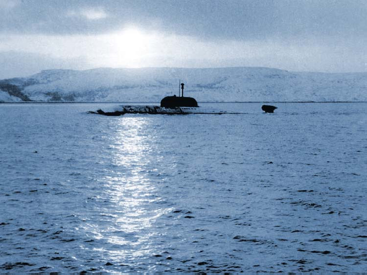 K-276 trở về căn cứ sau vụ va chạm