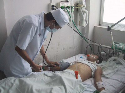 Một người bị loạn thần do rượu được bác sĩ thăm khám. Ảnh: L.N