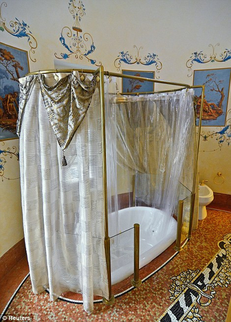 Ngôi nhà có 11 phòng tắm. Ảnh: Reuters