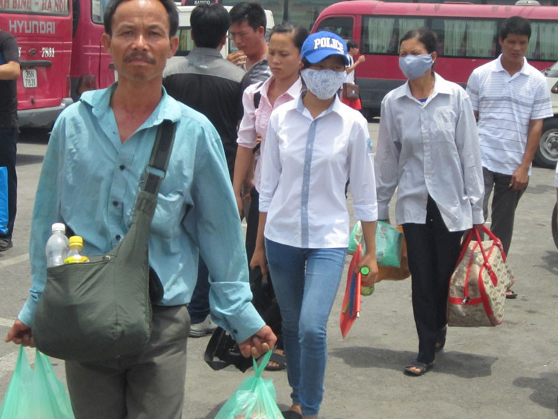 Sĩ tử và gia đình đã đổ ra các bến xe sau môn thi cuối cùng để về nhà