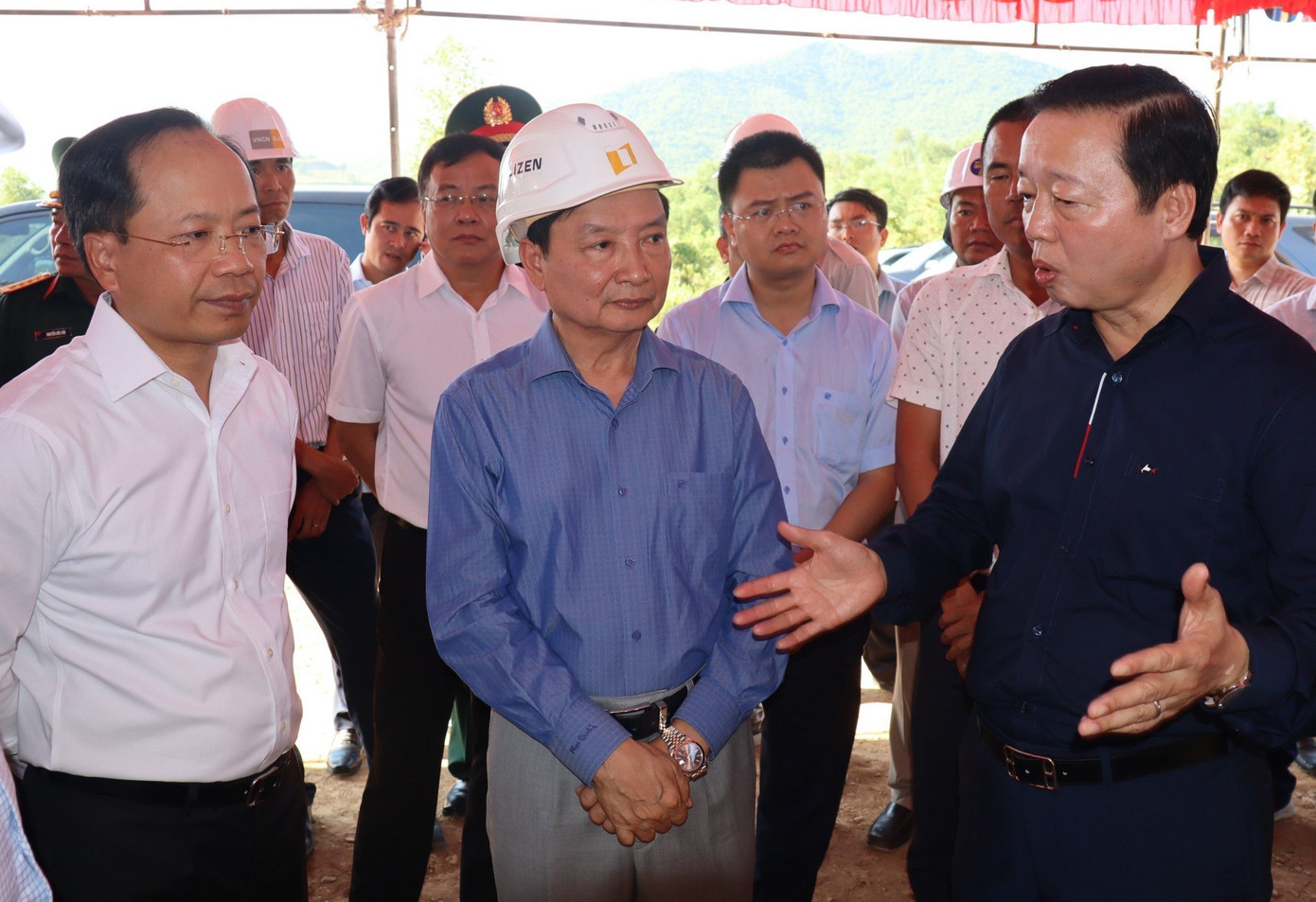 Phó Thủ tướng Trần Hồng Hà (ảnh phải) chỉ đạo tại buổi kiểm tra hiện trường cao tốc Vân Phong - Nha Trang. Ảnh: L.H.