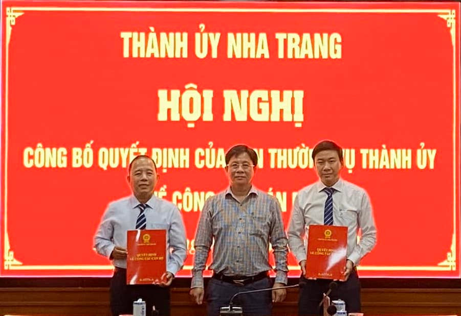 Bí thư Thành ủy Nha Trang Hồ Văn Mừng trao quyết định bổ nhiệm cho anh Phạm Ngọc Thạch (phải) và ông Nguyễn Văn Cường (trái). Ảnh: Thu Hương Bí thư Thành ủy Nha Trang Hồ Văn Mừng trao quyết định bổ nhiệm cho anh Phạm Ngọc Thạch (phải) và ông Nguyễn Văn Cường (trái). Ảnh: Thu Hương