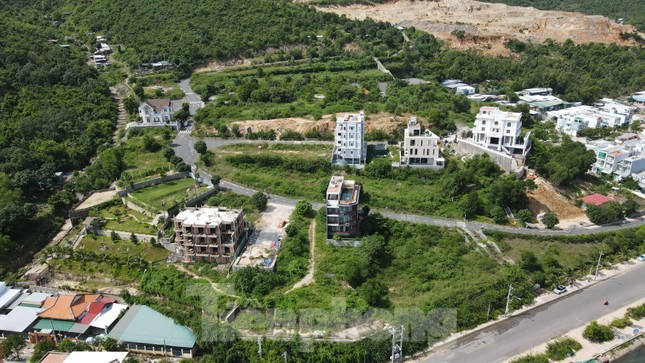 Dự án Khu biệt thự Nha Trang Sea Park rộng 7,7ha, được xây dựng trên triền dốc núi Hòn Ông (xã Phước Đồng, TP Nha Trang) và do Công ty CP Phát triển Nhà và Đô thị HUD Nha Trang làm chủ đầu tư.