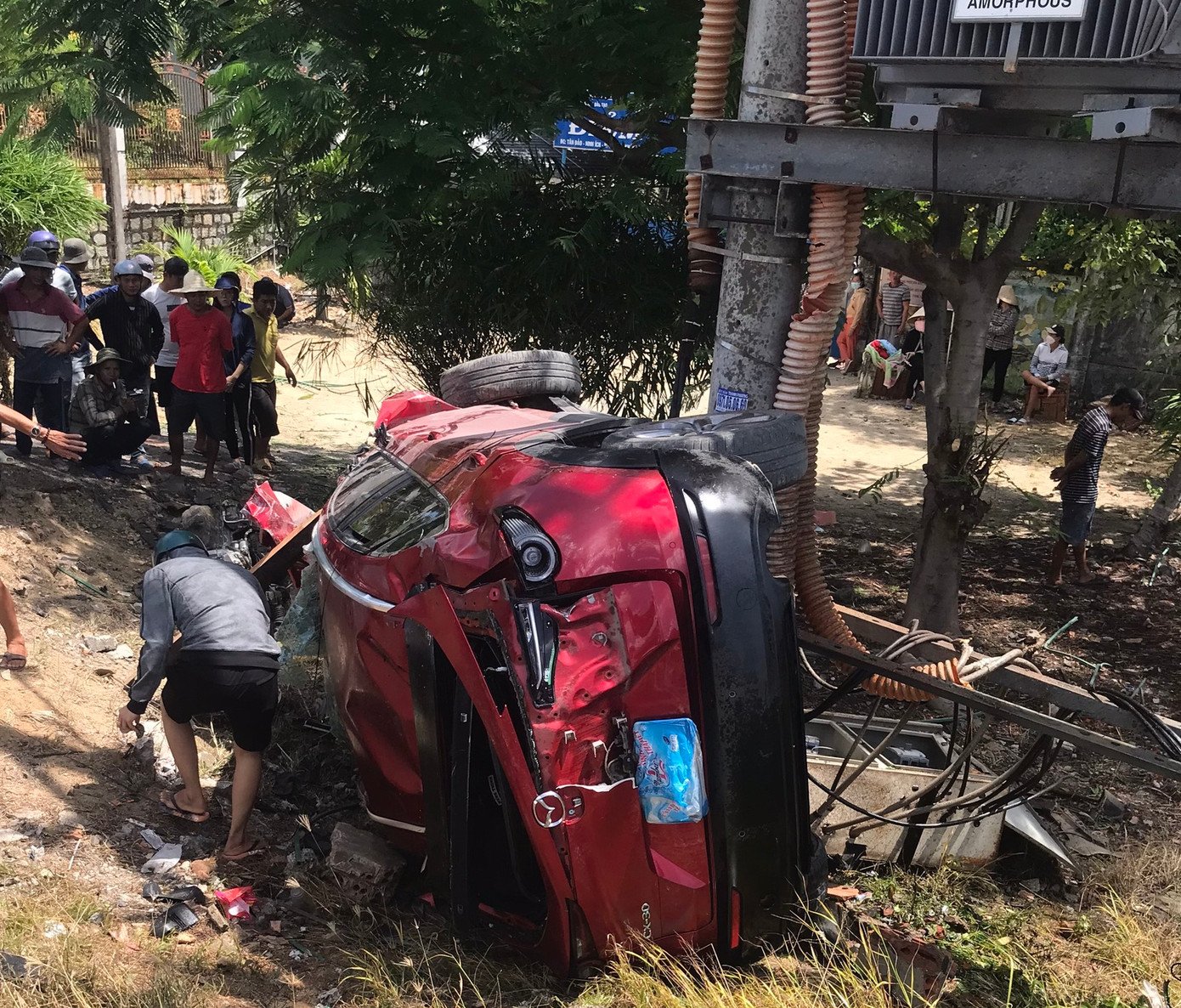 Vụ tai nạn giao thông đã làm trụ biến áp hư hỏng và gây mất điện. Ảnh: L.H.