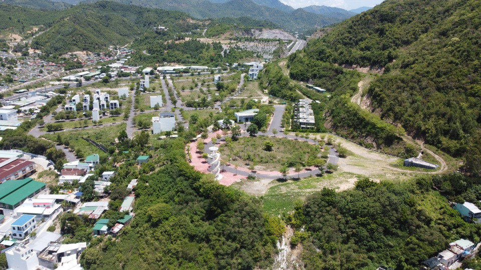 Tại khu vực phường Vĩnh Hòa - TP Nha Trang, dự án Khu nhà ở cao cấp Hoàng Phú rộng khoảng 11,5ha do Công ty TNHH Đầu tư và Phát triển Thanh Châu làm chủ đầu tư được xây dựng tại núi Cô Tiên.