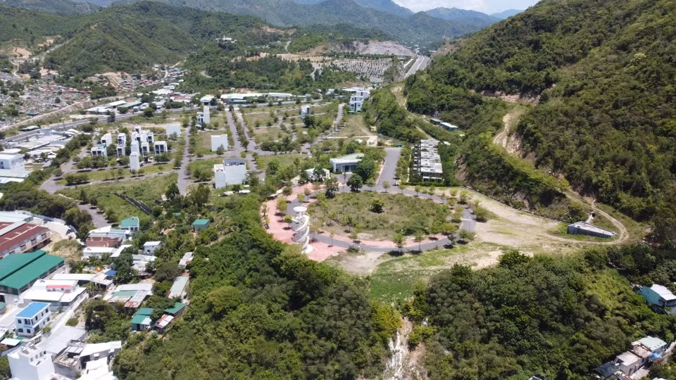Tại khu vực phường Vĩnh Hòa - TP Nha Trang, dự án Khu nhà ở cao cấp Hoàng Phú rộng khoảng 11,5ha do Công ty TNHH Đầu tư và Phát triển Thanh Châu làm chủ đầu tư được xây dựng tại núi Cô Tiên.