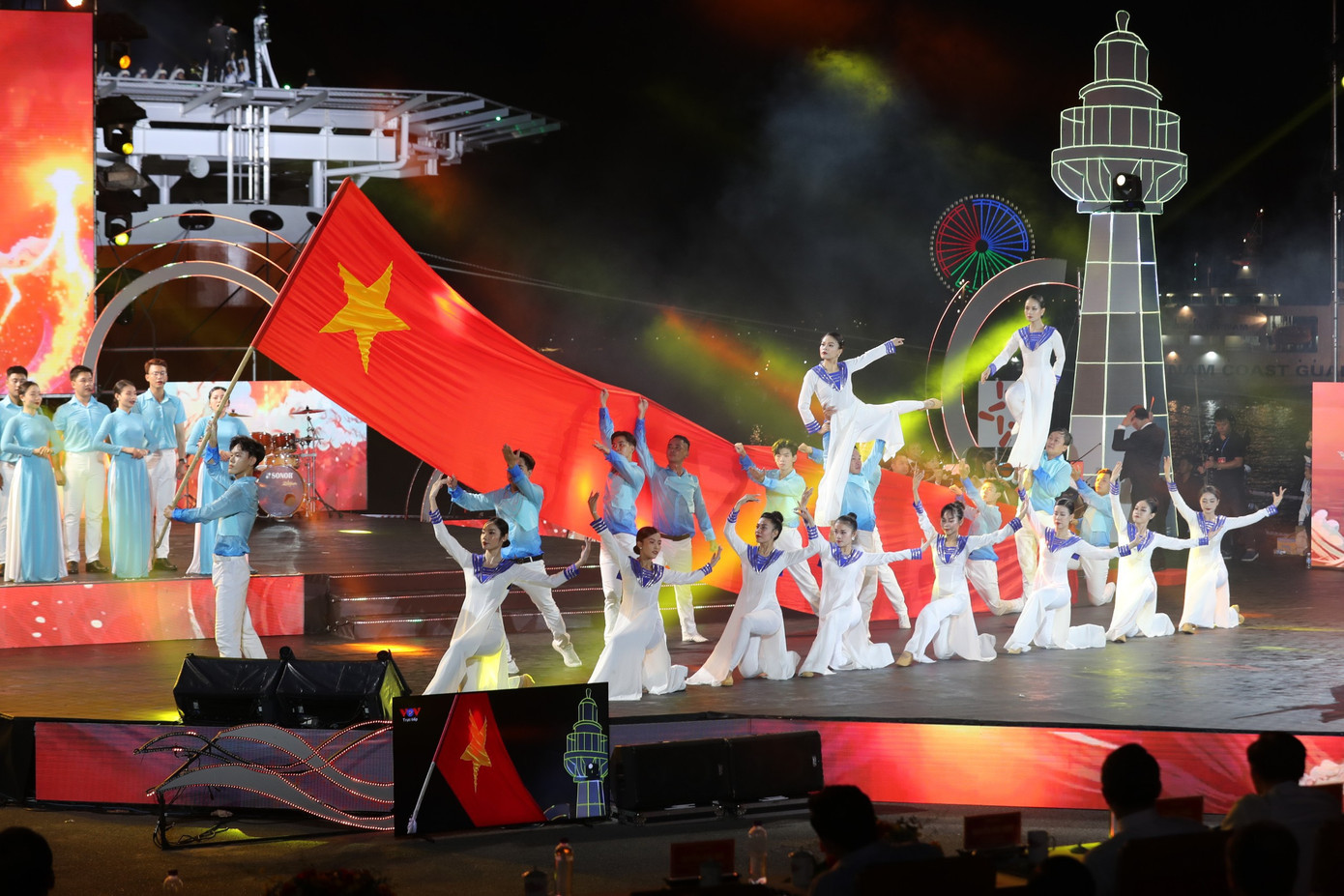 Nhiều tiết mục nghệ thuật trong chương trình hướng về tình yêu với biển đảo.