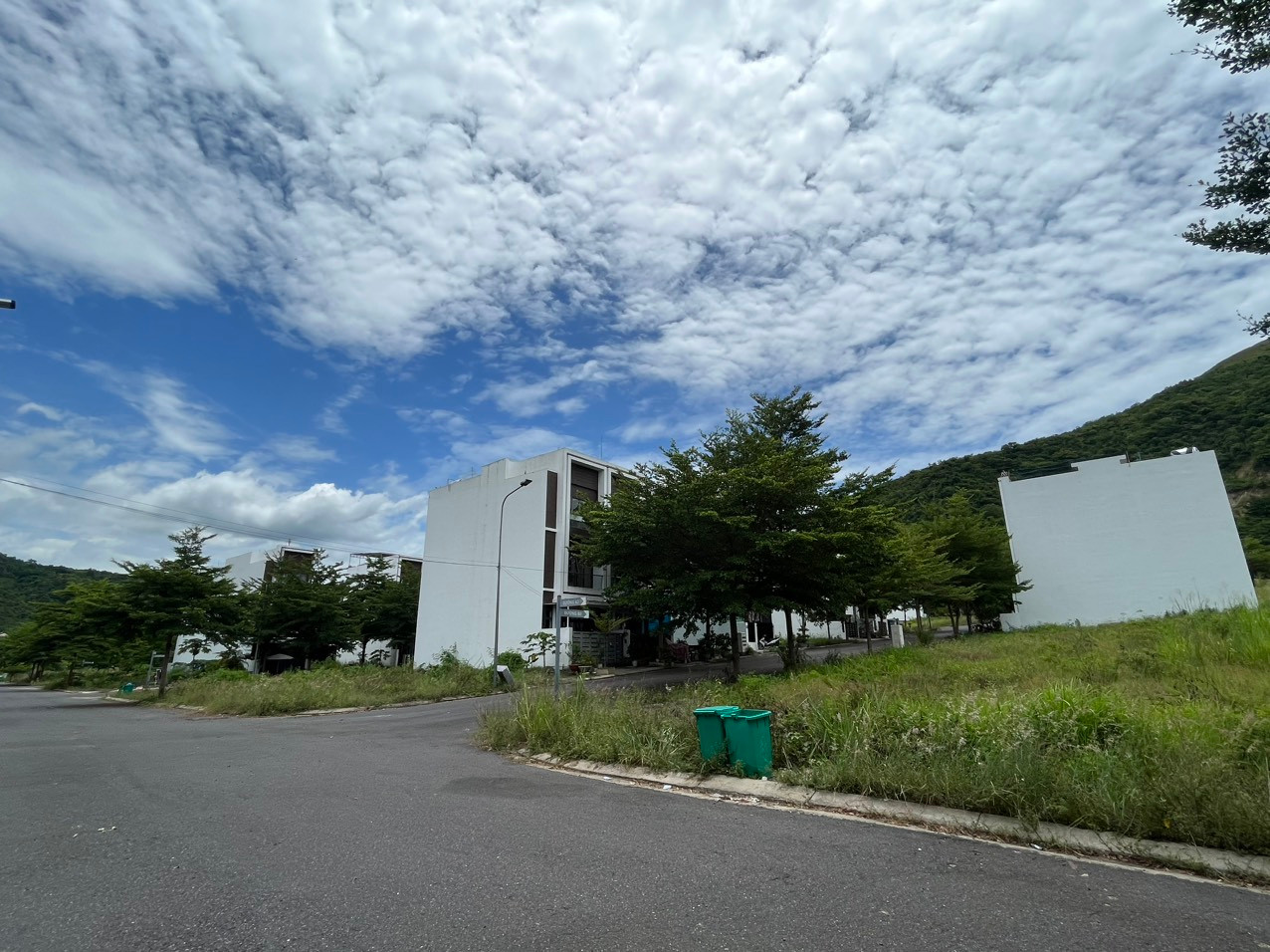 Ngày 18/11/2018, một vụ sạt lở nghiêm trọng xảy ra từ dự án Hoàng Phú xuống chân núi khiến 4 người trong một gia đình thiệt mạng và khoảng 10 ngôi nhà bị san phẳng, hư hỏng nặng. Theo báo cáo của chủ đầu tư và hồ sơ thể hiện, dự án không bố trí quỹ đất xây NƠXH.