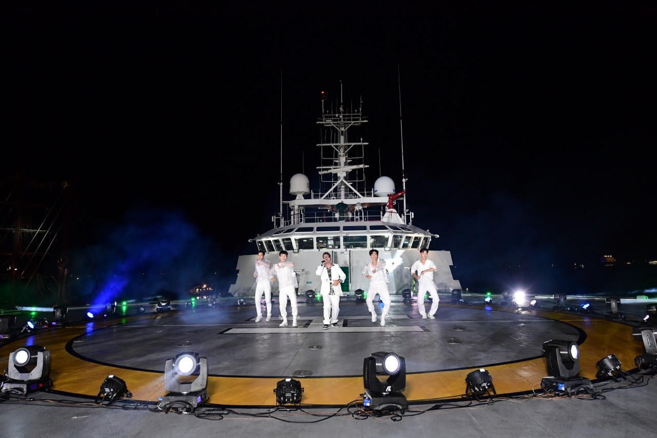 Ngoài sân khấu chính là khu vực cầu cảng, sân khấu còn lại được đặt trên tàu Yết Kiêu tạo nên không gian 3D sinh động, ấn tượng.