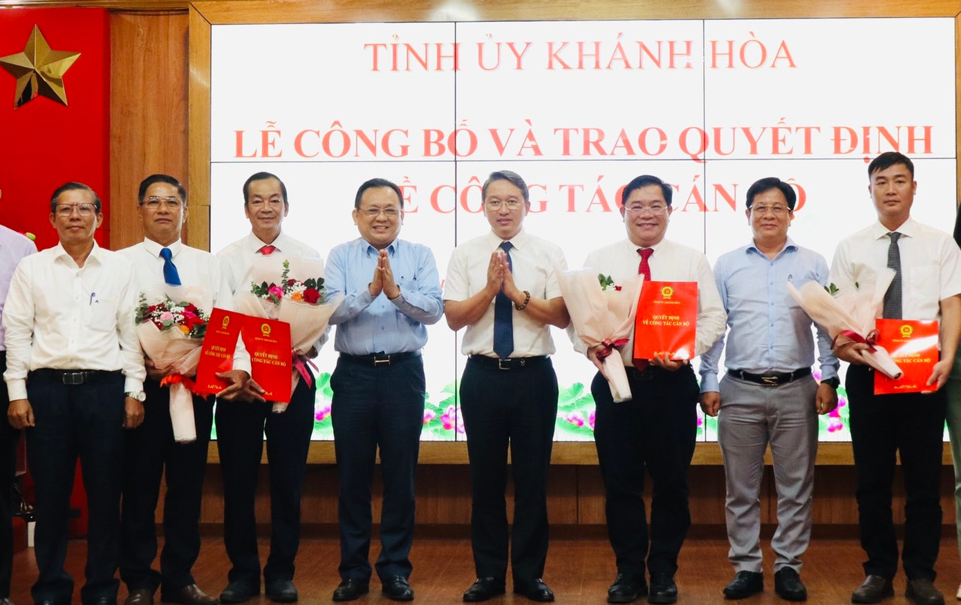 Lãnh đạo Tỉnh uỷ, UBND tỉnh Khánh Hòa và các đồng chí được điều động, bổ nhiệm. Ảnh: X.T. Lãnh đạo Tỉnh uỷ, UBND tỉnh Khánh Hòa và các đồng chí được điều động, bổ nhiệm. Ảnh: X.T.