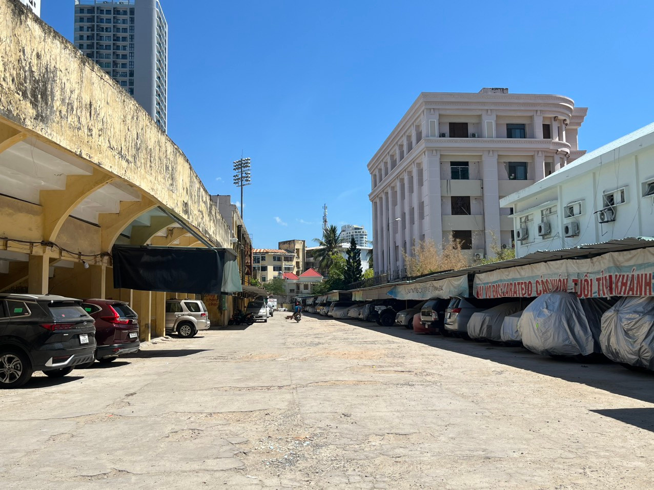 Một bãi giữ xe ô tô bên ngoài khán đài C của SVĐ 19/8 Nha Trang. Một bãi giữ xe ô tô bên ngoài khán đài C của SVĐ 19/8 Nha Trang.