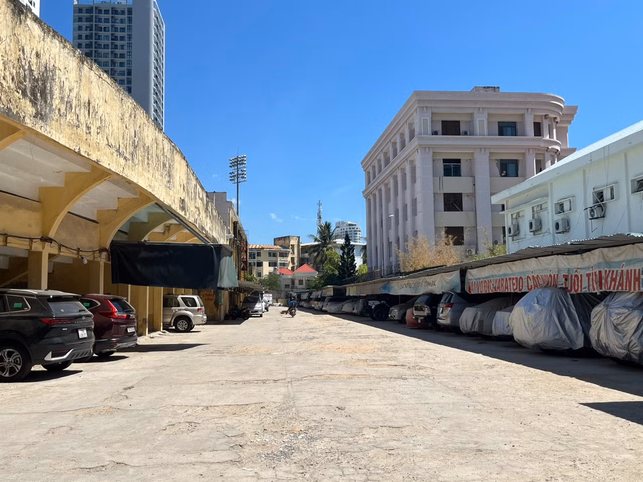 Một bãi giữ xe ô tô bên ngoài khán đài C của SVĐ 19/8 Nha Trang.