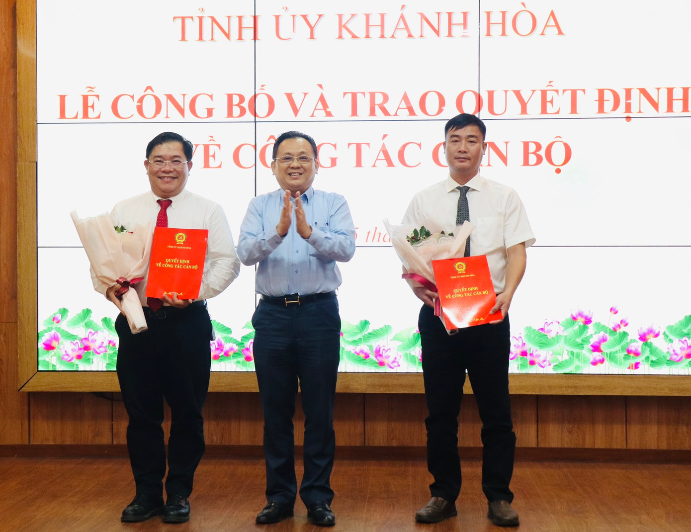 Phó Chủ tịch Thường trực UBND tỉnh Khánh Hòa (giữa) trao quyết định bổ nhiệm cho ông Nguyễn Văn Nhuận (ảnh phải) và ông Châu Ngô Anh Nhân. Ảnh: X.T. Phó Chủ tịch Thường trực UBND tỉnh Khánh Hòa (giữa) trao quyết định bổ nhiệm cho ông Nguyễn Văn Nhuận (ảnh phải) và ông Châu Ngô Anh Nhân. Ảnh: X.T.