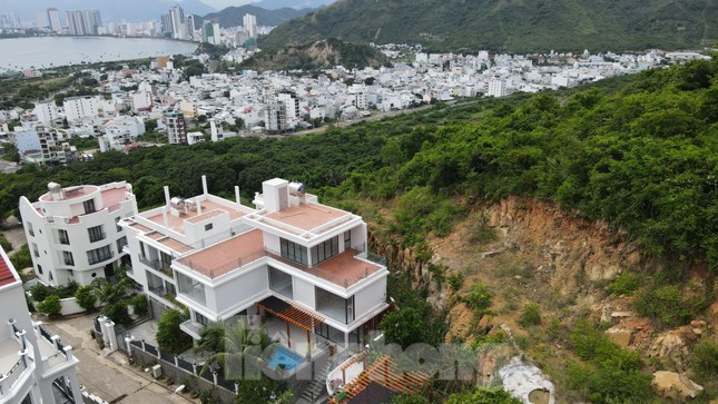 Nhiều năm nay, chủ đầu tư dự án này đã cho bạt núi nham nhở, mở đường để phục vụ việc xây dựng 40 biệt thự, san nền 39 lô biệt thự khác. Theo báo cáo của chủ đầu tư và hồ sơ thể hiện, dự án không bố trí quỹ đất xây NƠXH.