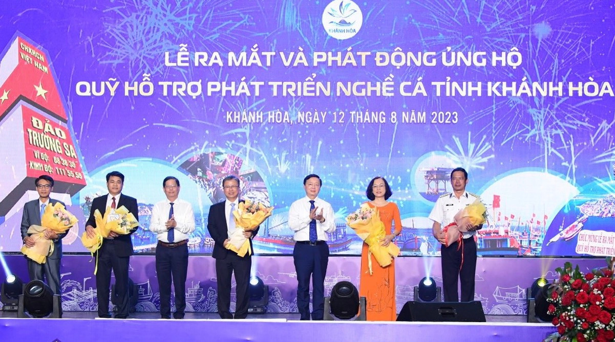 Phó thủ tướng Trần Hồng Hà (thứ 3, bên phải) trao hoa chúc mừng cho Hội đồng quản lý Quỹ hỗ trợ phát triển nghề cá Khánh Hòa.