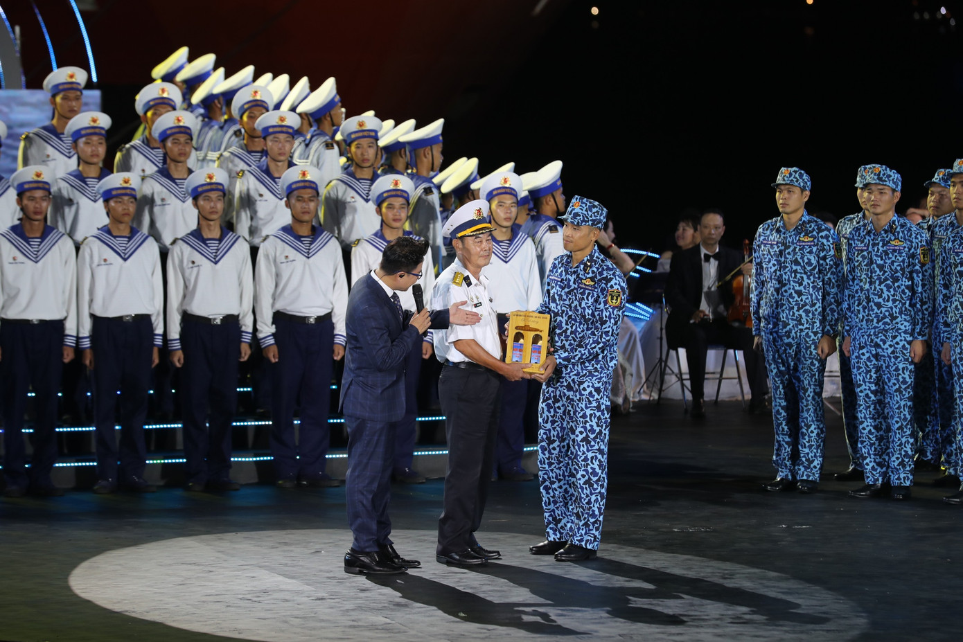 Lữ đoàn tàu ngầm 189 gửi tặng món quà là chai nước biển lấy từ độ sâu hơn 200 m đến Đại tá Bùi Duy Châu - nhân vật trong phóng sự Gặp gỡ các thế hệ chinh phục lòng biển.