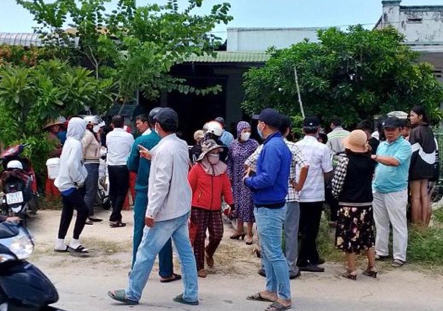 Người dân tập trung theo dõi vụ việc tại nhà ông H.X.H. Ảnh: T.L. Người dân tập trung theo dõi vụ việc tại nhà ông H.X.H. Ảnh: T.L.