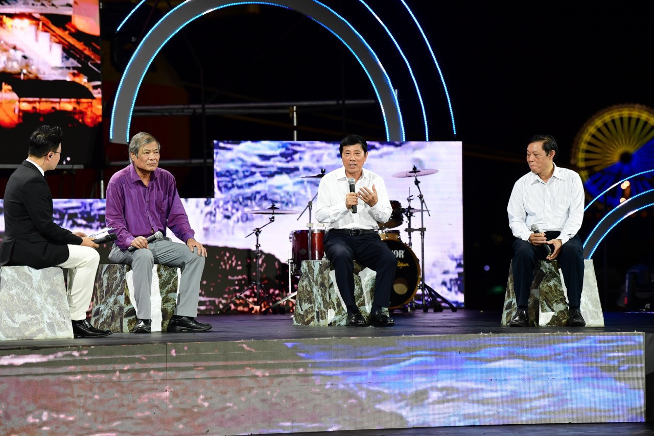 Giao lưu với các khách mời về nội dung Việt Nam hướng tới giàu từ biển.