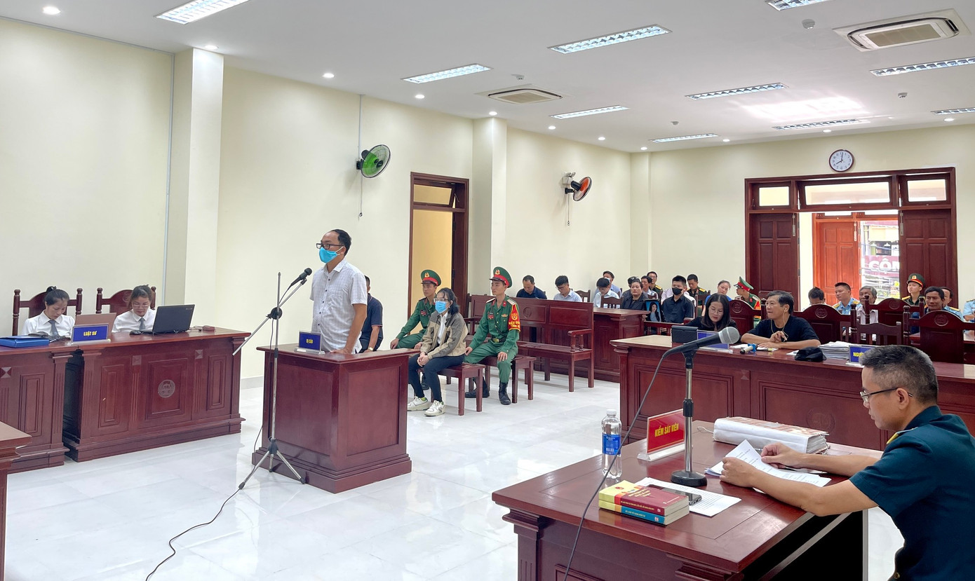 Toàn cảnh phiên toà xét xử cựu thiếu tá Hoàng Văn Minh. Toàn cảnh phiên toà xét xử cựu thiếu tá Hoàng Văn Minh.