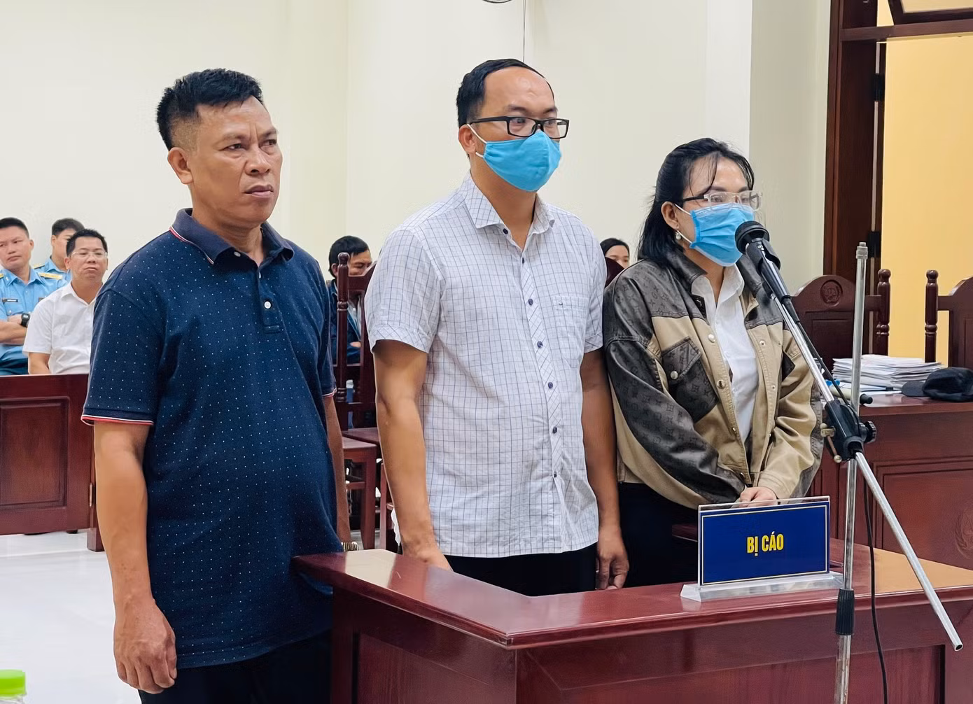 Bị cáo Hoàng Văn Minh cùng các bị cáo Phạm Văn Võ (ảnh trái) và Huỳnh Thị Kim Hằng.