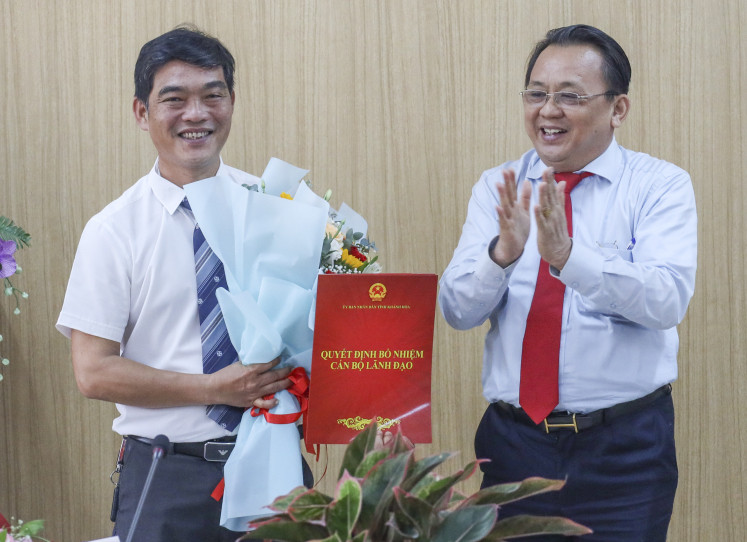 Ông Lê Hữu Hoàng - Phó Chủ tịch Thường trực UBND tỉnh Khánh Hòa, trao quyết định bổ nhiệm cho ông Hồ Tấn Quang (ảnh trái). Ảnh: M.H. Ông Lê Hữu Hoàng - Phó Chủ tịch Thường trực UBND tỉnh Khánh Hòa, trao quyết định bổ nhiệm cho ông Hồ Tấn Quang (ảnh trái). Ảnh: M.H.