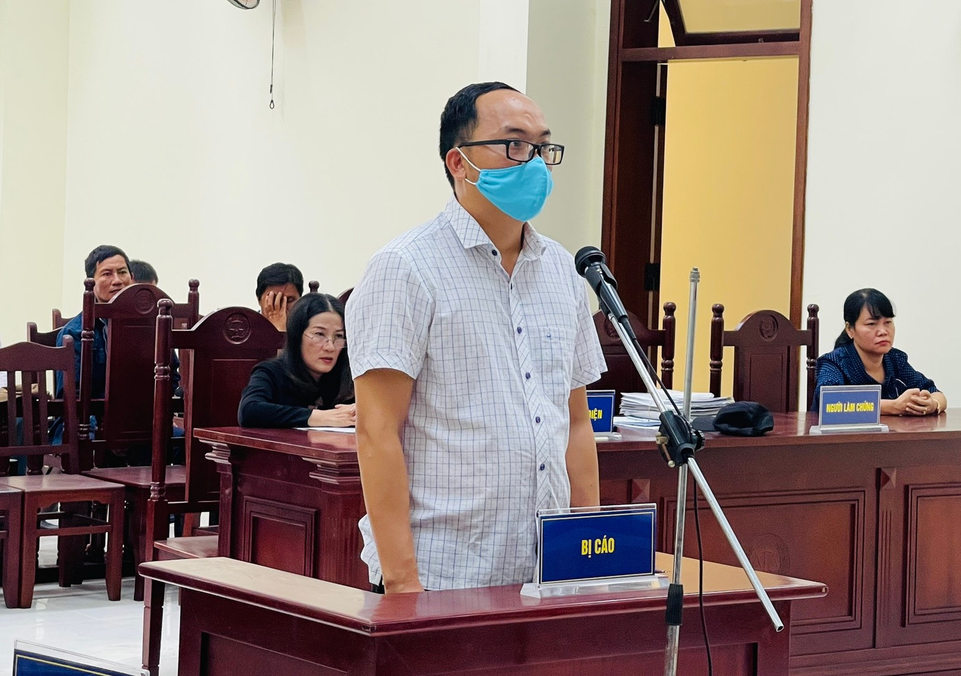 Cựu thiếu tá, bị cáo Hoàng Văn Minh tại phiên toà. Cựu thiếu tá, bị cáo Hoàng Văn Minh tại phiên toà.