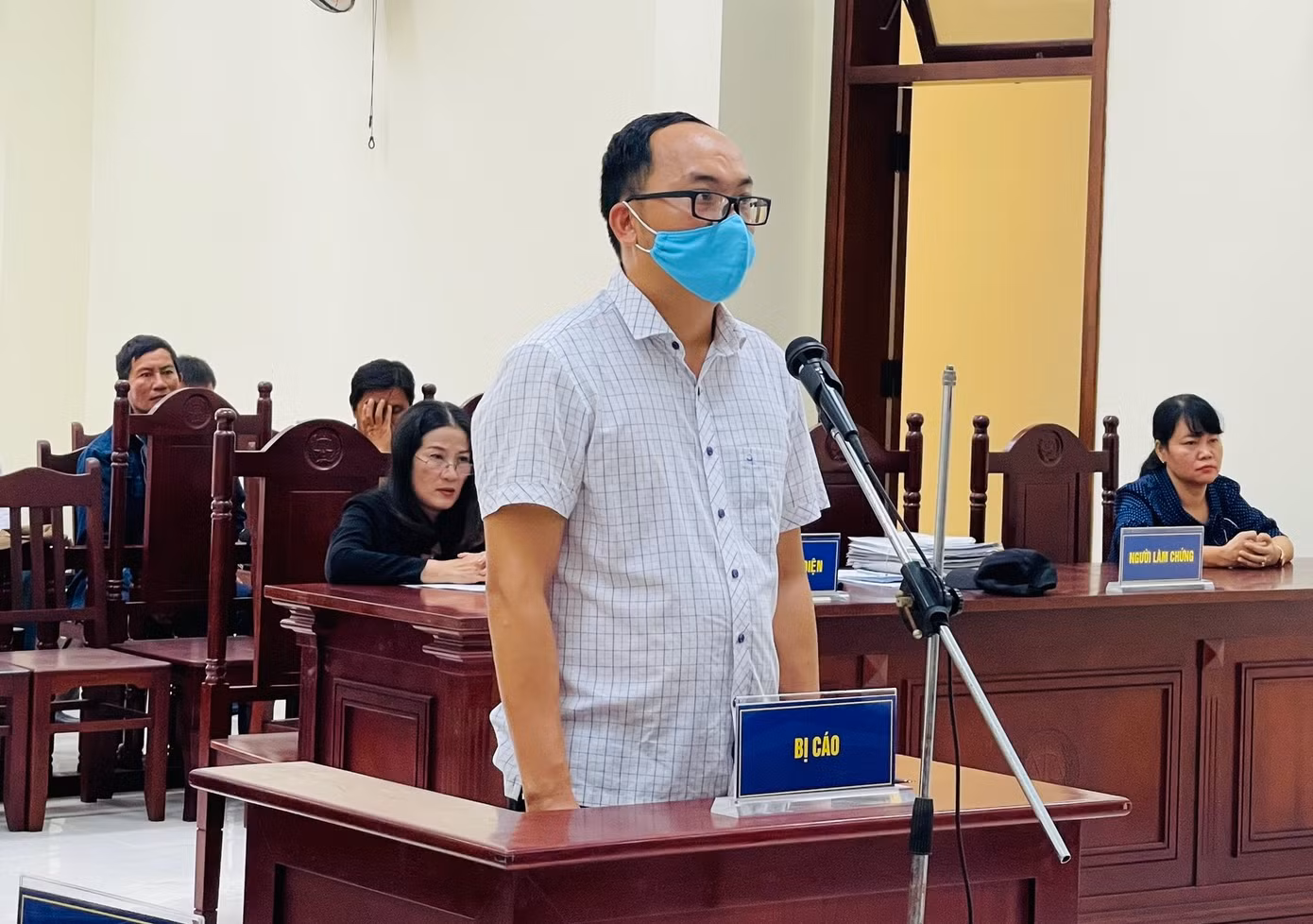Cựu thiếu tá, bị cáo Hoàng Văn Minh tại phiên toà.
