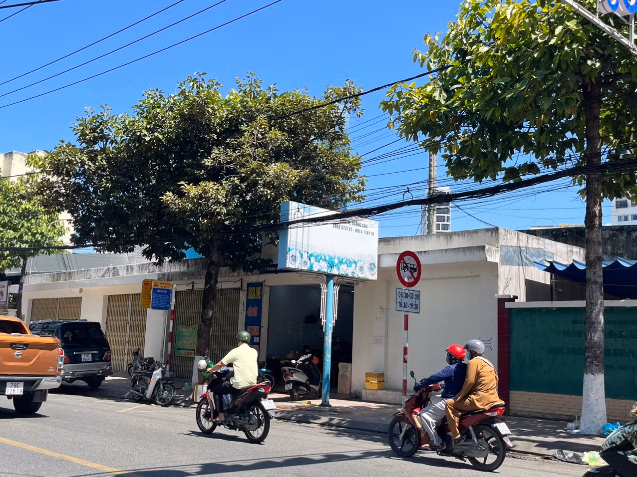 Khung cảnh xung quanh SVĐ 19/8 Nha Trang trông rất nhốn nháo và nhếch nhác.