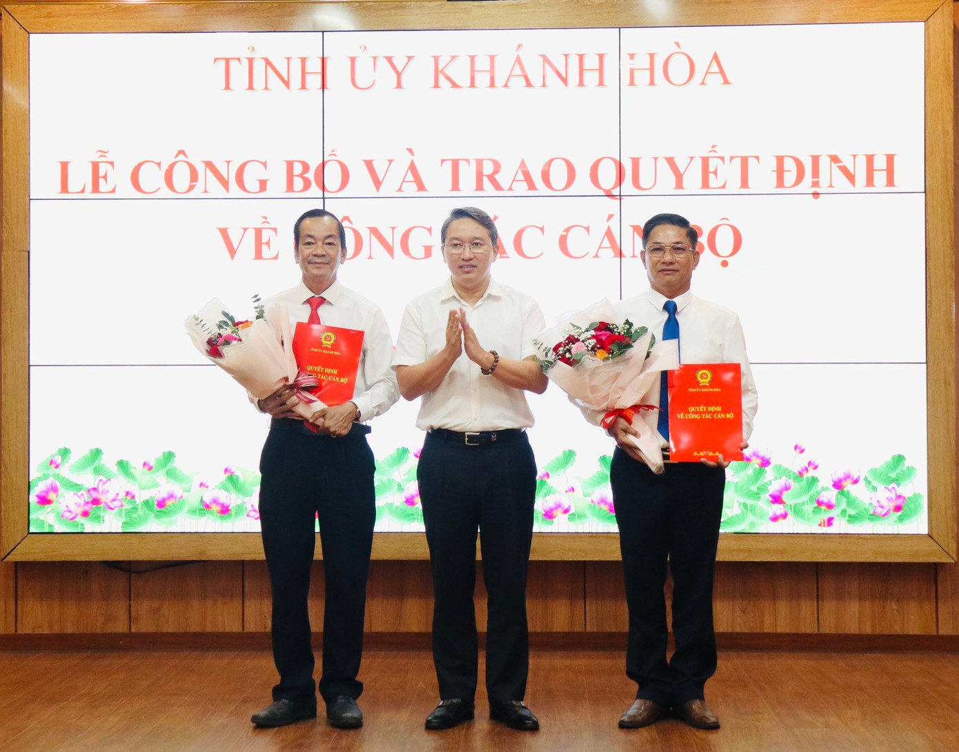 Bí thư Tỉnh uỷ Khánh Hòa Nguyễn Hải Ninh (giữa) trao quyết định bổ nhiệm cho ông Đinh Văn Dũng (ảnh phải) và ông Nguyễn Văn Thiện. Ảnh: X.T. Bí thư Tỉnh uỷ Khánh Hòa Nguyễn Hải Ninh (giữa) trao quyết định bổ nhiệm cho ông Đinh Văn Dũng (ảnh phải) và ông Nguyễn Văn Thiện. Ảnh: X.T.