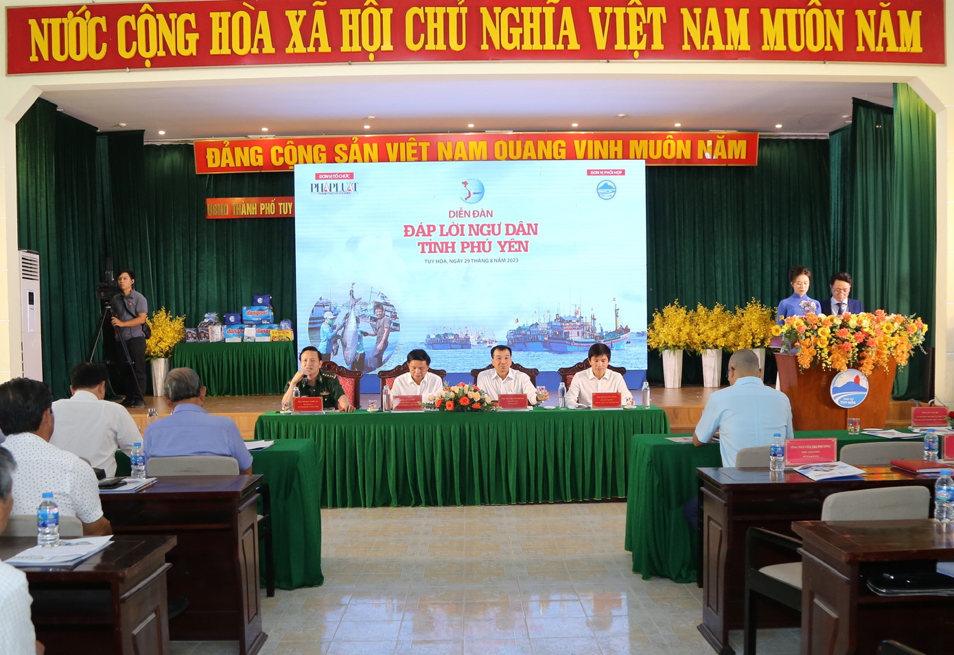 Ban tổ chức diễn đàn "Đáp lời ngư dân" trả lời các câu hỏi của ngư dân Phú Yên. Ảnh: T.G.