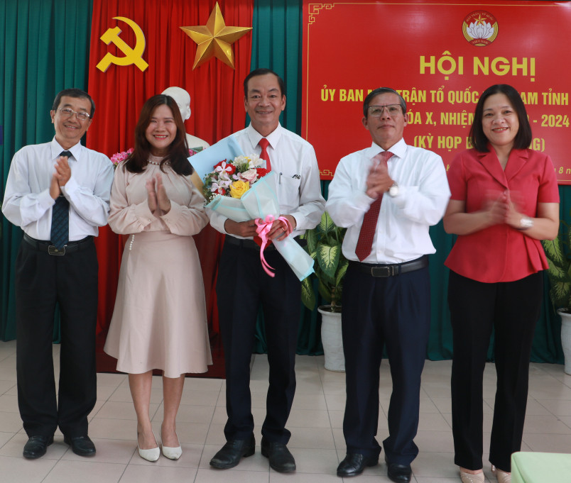 Lãnh đạo UBMTTQ Việt Nam tỉnh Khánh Hòa tặng hoa chúc mừng ông Nguyễn Văn Thiện (giữa). Ảnh: C.Vân/Báo Khánh Hoà. Lãnh đạo UBMTTQ Việt Nam tỉnh Khánh Hòa tặng hoa chúc mừng ông Nguyễn Văn Thiện (giữa). Ảnh: C.Vân/Báo Khánh Hoà.