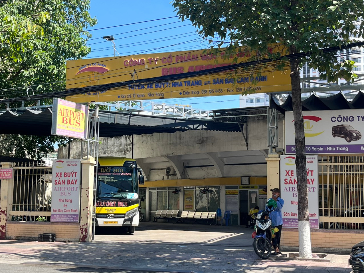 Bến xe buýt của Công ty CP Dịch vụ vận tải Đất Mới phía đường Yersin, TP Nha Trang. Bến xe buýt của Công ty CP Dịch vụ vận tải Đất Mới phía đường Yersin, TP Nha Trang.