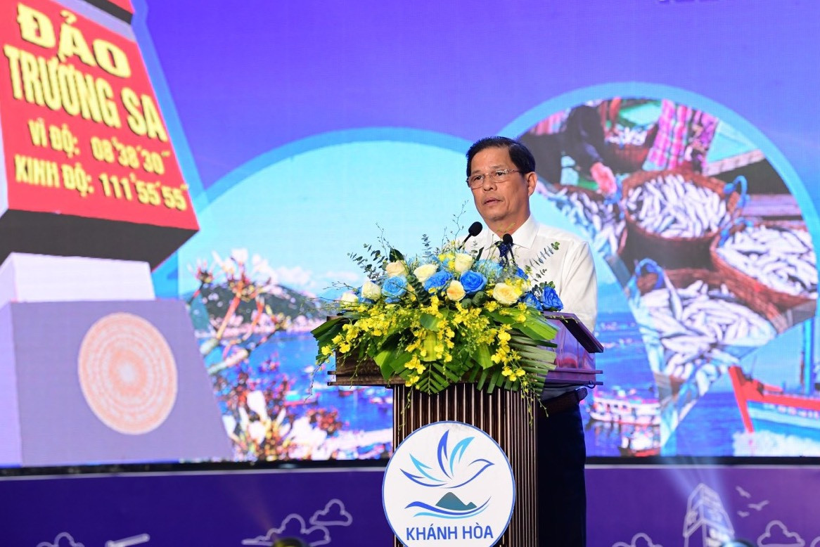 Chủ tịch UBND tỉnh Khánh Hòa Nguyễn Tấn Tuân phát biểu kêu gọi ủng hộ tài trợ cho quỹ.