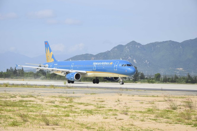 Chuyến bay đầu tiên cất cánh trên đường cất hạ cánh số 2 - Cảng hàng không quốc tế Cam Ranh.