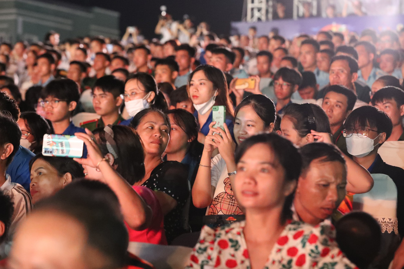 Đông đảo khán giả chăm chú theo dõi, hòa vào tình yêu biển đảo thiêng liêng.