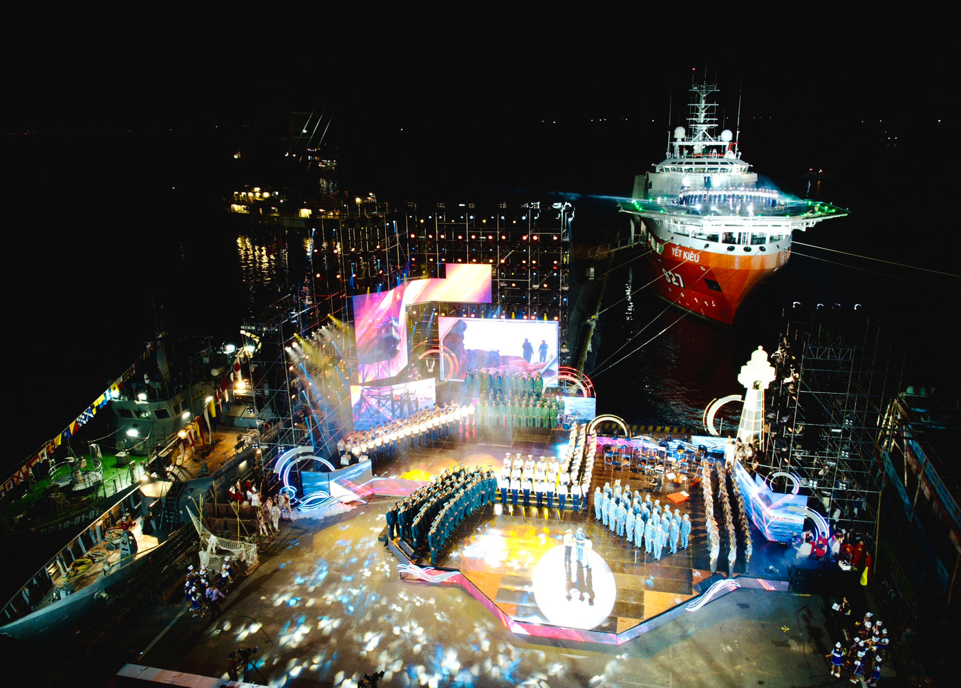 Sân khấu tổ chức chương trình Mạnh giàu từ biển quê hương tại Quân cảng Nha Trang.