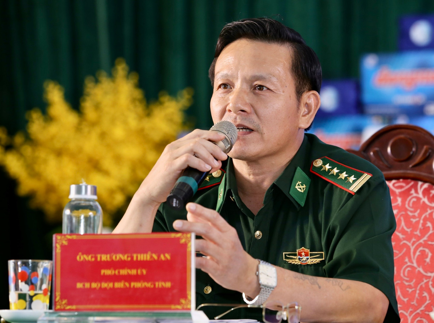 Ông Trương Thiên An - Phó Chính uỷ Bộ đội Biên phòng Phú Yên, giải đáp thắc mắc của ngư dân. Ảnh: T.G.